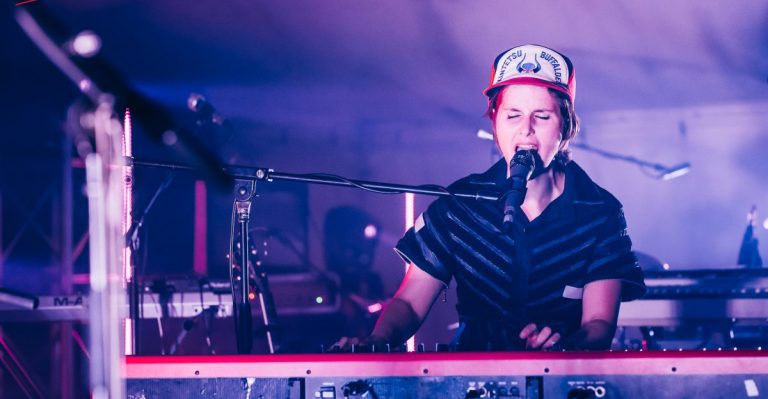 Klô Pelgag commence ses vacances au Festif!