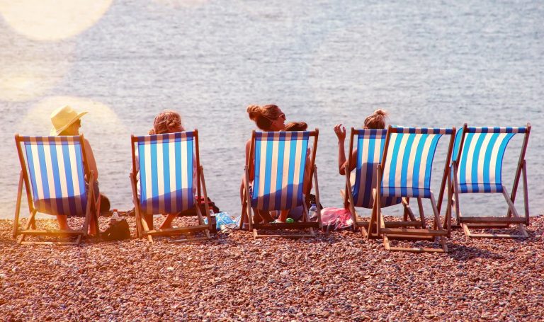 Vacances : partir à ou rester à la maison?