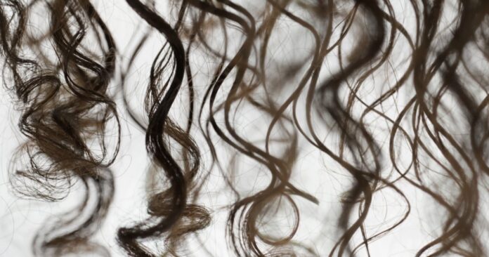 cheveux frises-la journaliste