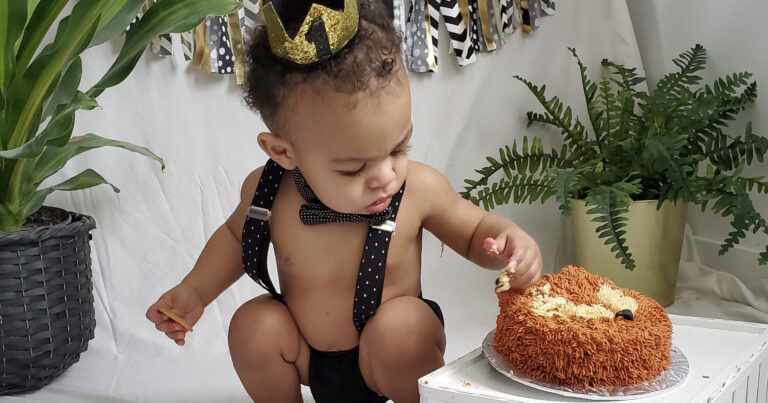 Comment réaliser une séance photo «smash de cake» à la maison